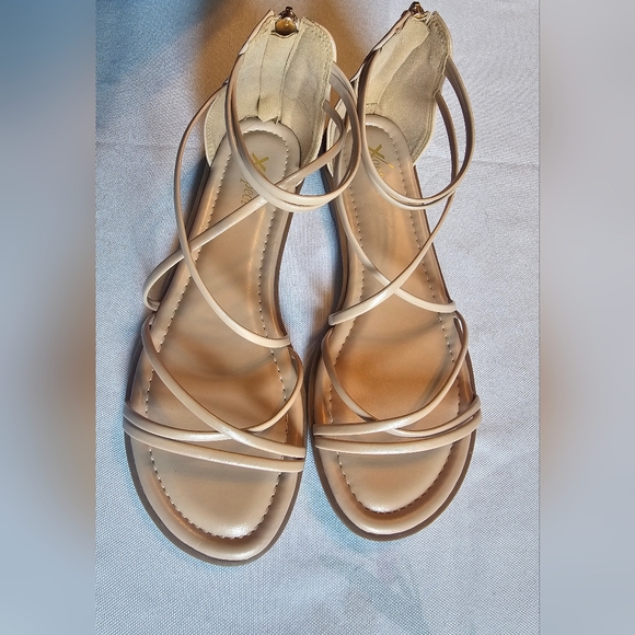 Xappeal Womens Tan Strappy Sandal With Zippered Back Size 7 - Picture 1 of 4
